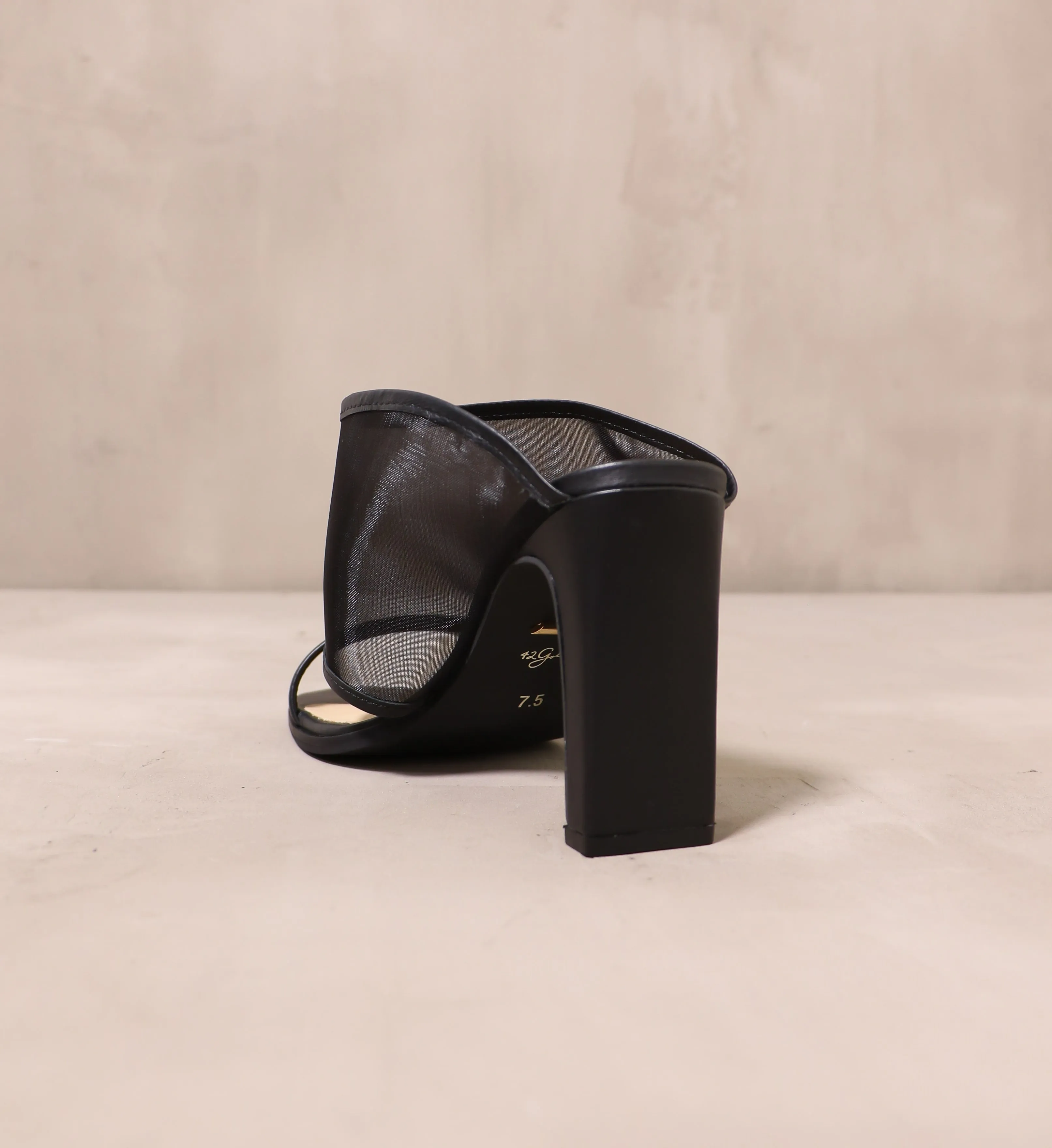 SEVEN SHEER ITCH HEEL
