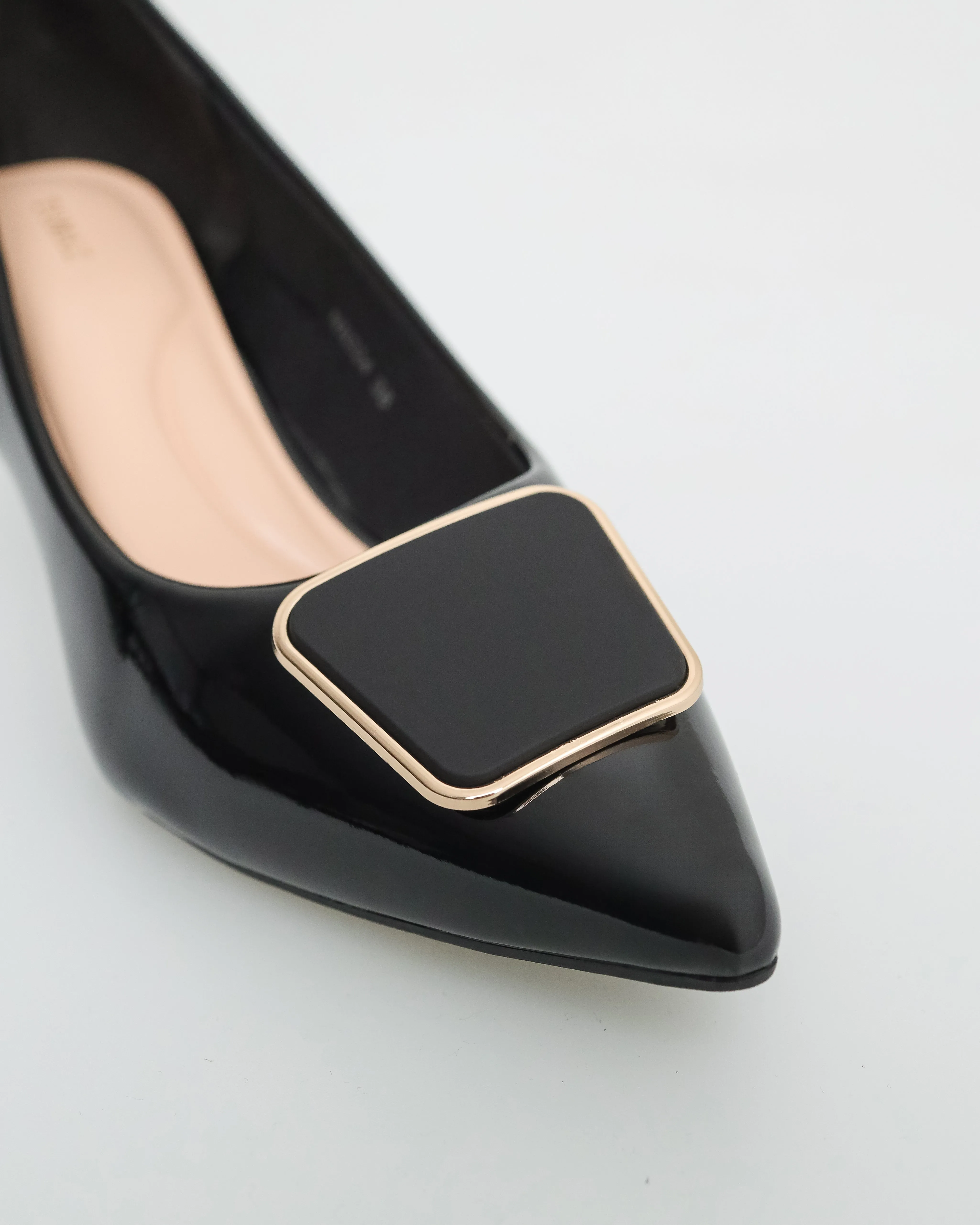 Tomaz NN324 Ladies Matte Emblem Kitten Heels