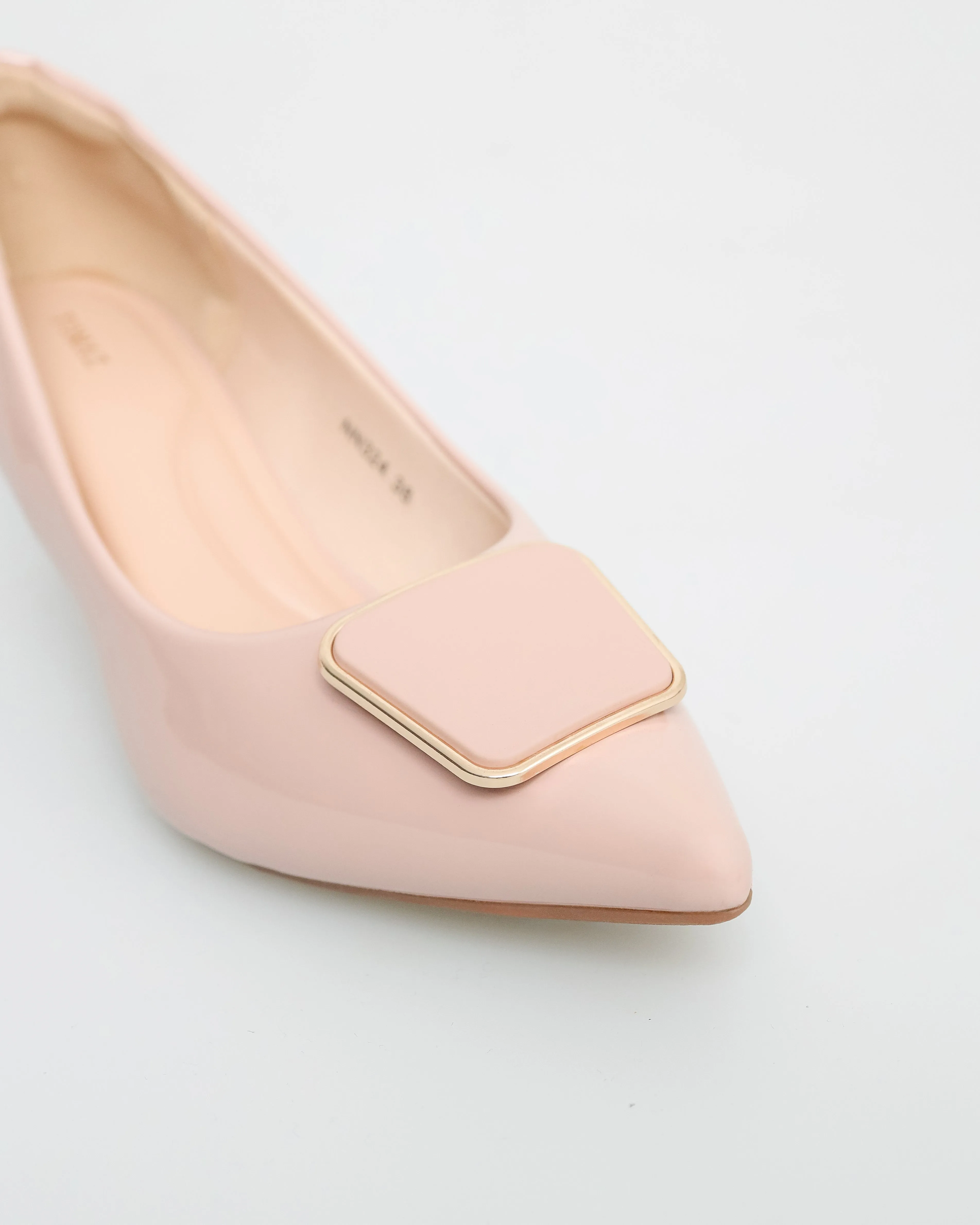 Tomaz NN324 Ladies Matte Emblem Kitten Heels